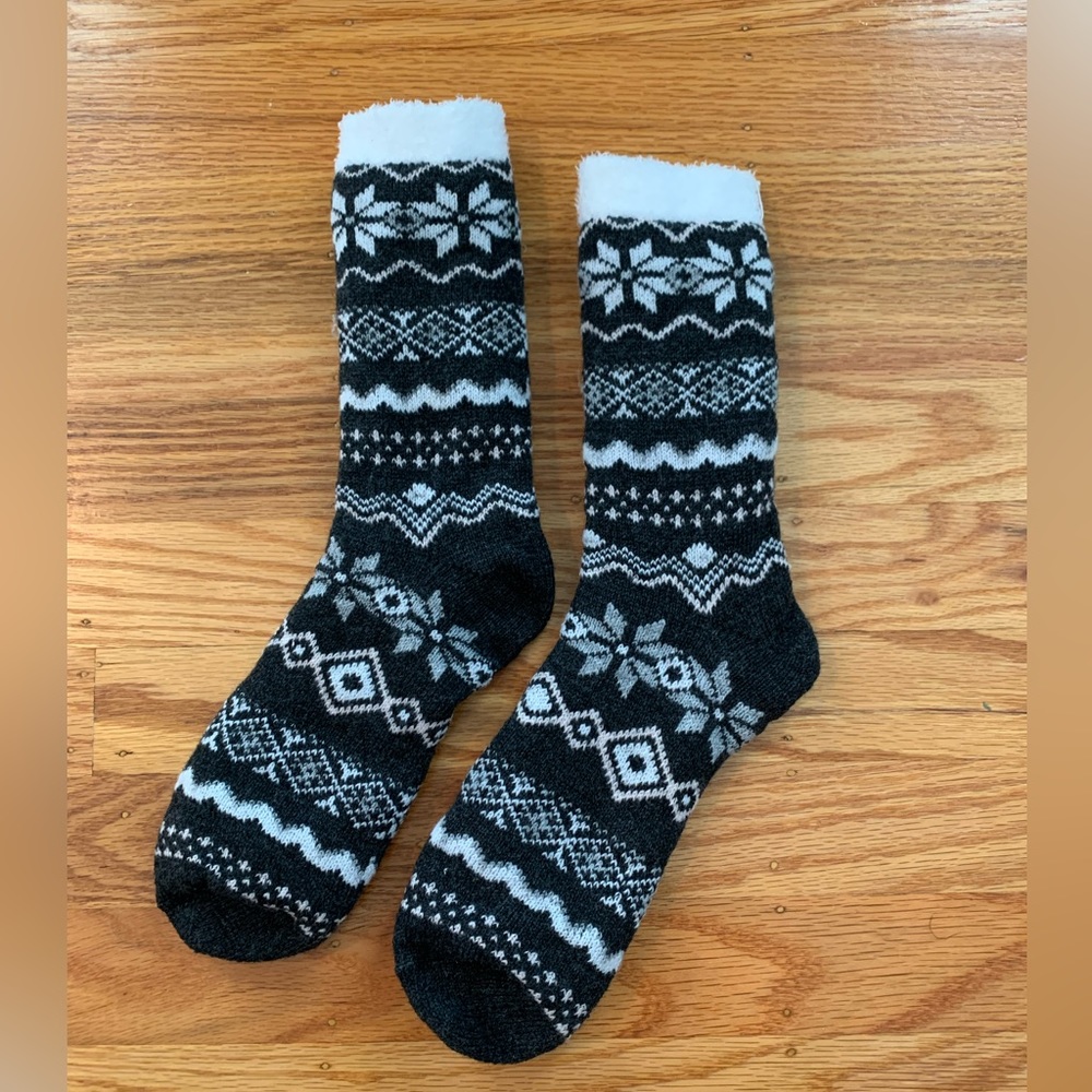 🎉Host Pick🎉 NWOT Black White Snowflake Fuzzy Socks